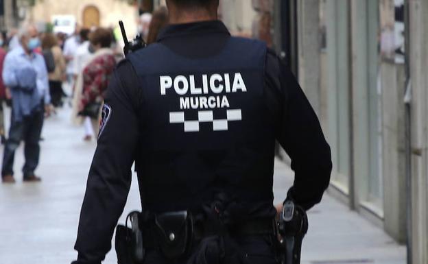 Detienen a un hombre y a una joven por amenazar a sus vecinos a punta de cuchillo en Zarandona