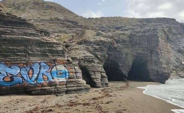 Clamor contra unas pintadas en un acantilado de Calblanque