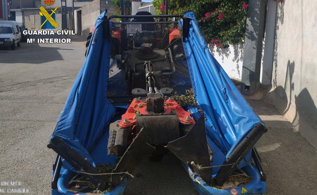 'Limpian' de almendra una finca de Abanilla con ayuda de maquinaria profesional