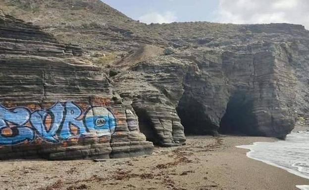 El Ayuntamiento de Cartagena denunciará ante la Fiscalía la pintada en las rocas de Calblanque