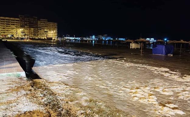 Un 'meteotsunami' sorprende a Santa Pola, deja barcos a la deriva y lleva el agua hasta la ciudad