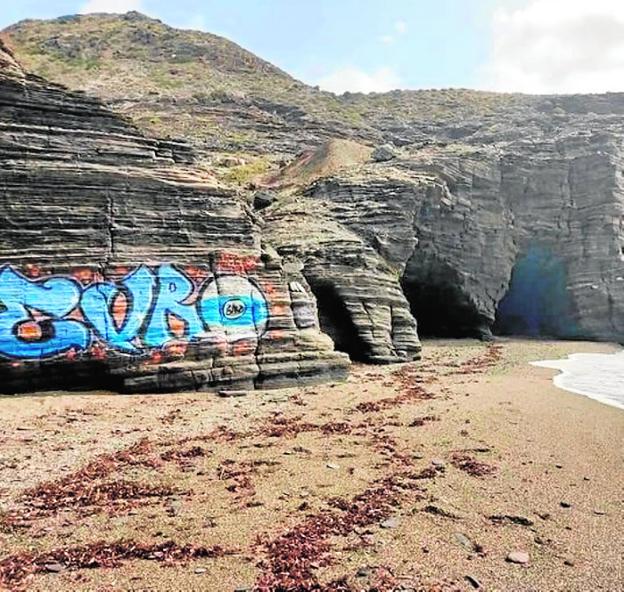 La Guardia Civil estrecha el cerco sobre el autor de la pintada en Calblanque