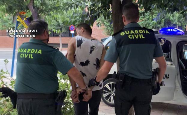 Un ladrón perseguido se oculta bajo un colchón en Alguazas para tratar de escapar