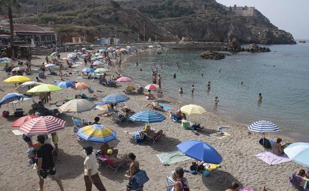 Investigan el intento de secuestro de una chica en la playa de Cala Cortina, en Cartagena