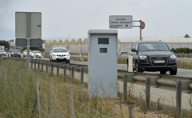 Las multas por el uso del móvil al volante triplican ya a las de consumo de alcohol en la Región de Murcia