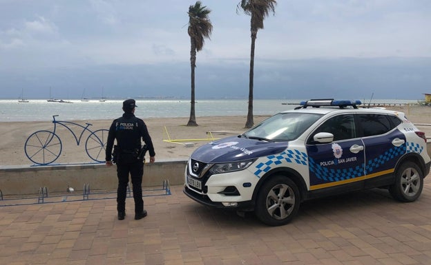Dos agentes evitan que un hombre se precipite desde la azotea de un edificio en La Ribera