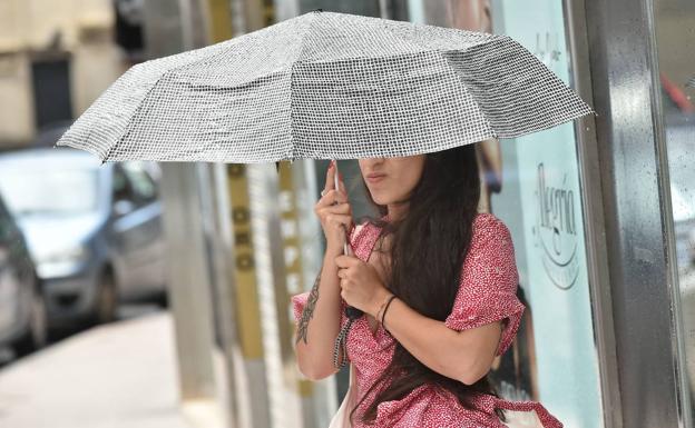 La ola de calor deja paso a la lluvia, que activa la alerta amarilla este miércoles y jueves en el Noroeste