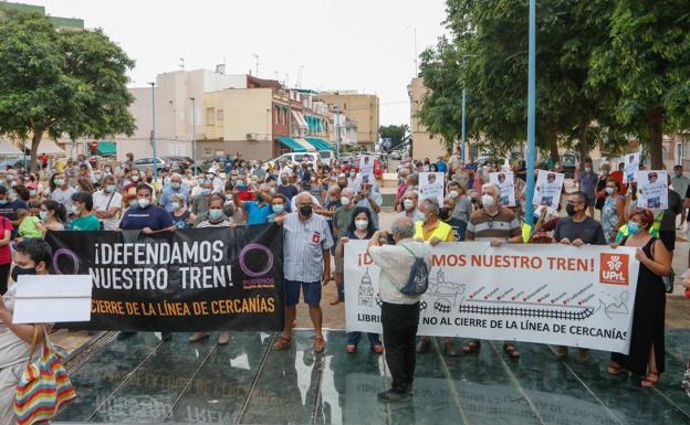 Vecinos de Águilas claman por una vía de tren abierta mientras dura la obra
