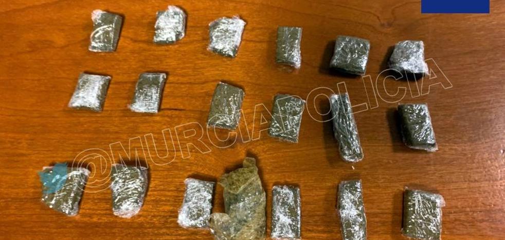 Sucesos | La Policía Local de Murcia detiene a un individuo con 19 'posturas' de hachís - Vimarsana News