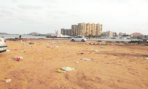 Arrecian las quejas en La Manga, La Azohía e Isla Plana por los botellones