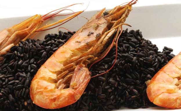 Arroz negro con gambones