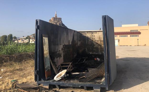 Aparece quemado un contenedor de enseres y muebles esta madrugada en Monteagudo