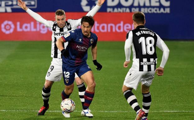 Okazaki y Dauda cierran la plantilla del Cartagena a la espera de un pivote sin equipo