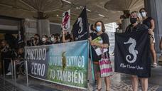 Concentración de protesta en la Asamblea Regional durante el debate sobre el Mar Menor