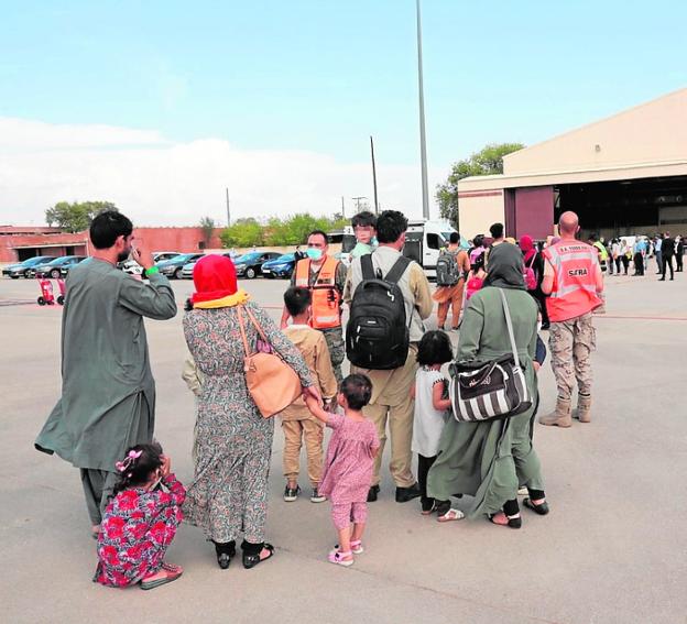 La llegada de decenas de refugiados afganos obliga a redoblar la vigilancia antiterrorista