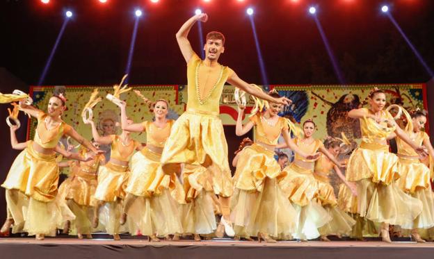 El Carnaval de Águilas muestra sus plumas