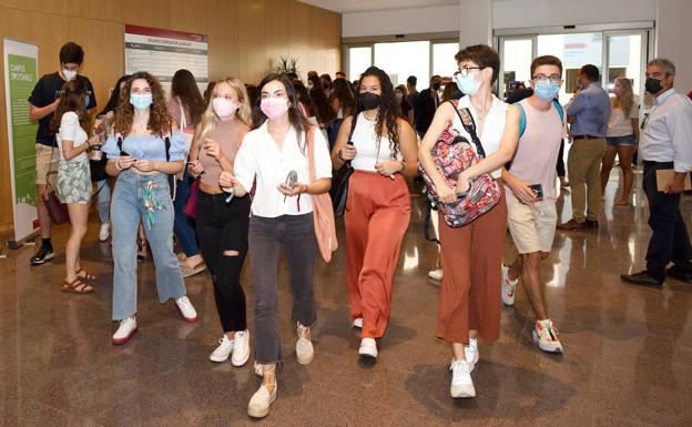 El rector de la UMU da la bienvenida al alumnado que estrena las nuevas instalaciones del Campus de la Salud