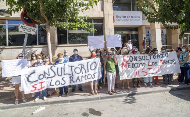 Vecinas de Los Ramos reclaman la reapertura del consultorio tras un verano de «mentiras»
