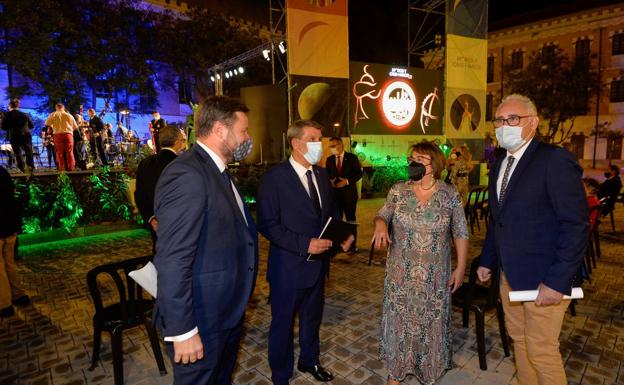 Un pregón a cuatro exalta la armonía de culturas de la fiesta de Moros y Cristianos