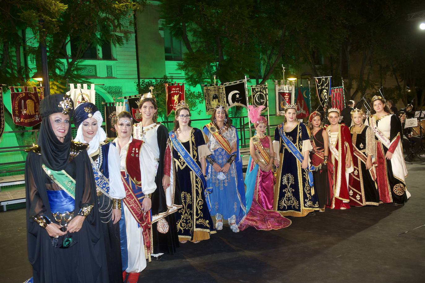 Moros y Cristianos recupera el esplendor de sus ballets y abanderadas