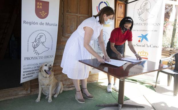 Un proyecto de la Comunidad ayuda con perros a mujeres víctimas de violencia de género