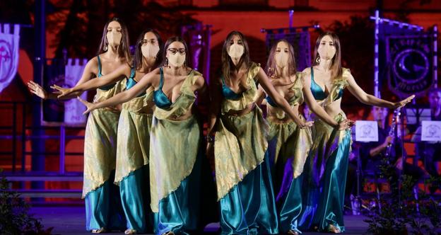 Moros y Cristianos recuperan el esplendor de sus ballets y abanderadas