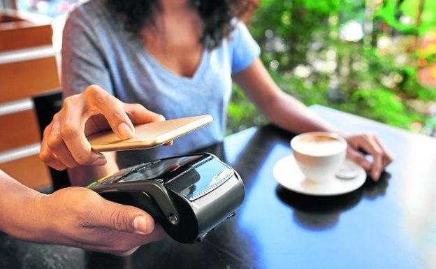 Lo que necesitarás hacer para seguir pagando con el móvil si eres cliente de Bankia