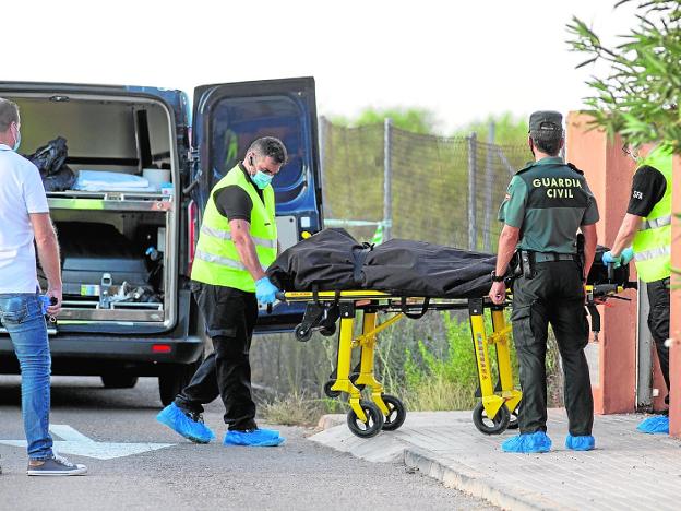 Hallan el cuerpo de un lituano en un chalé de La Manga con cultivos de marihuana