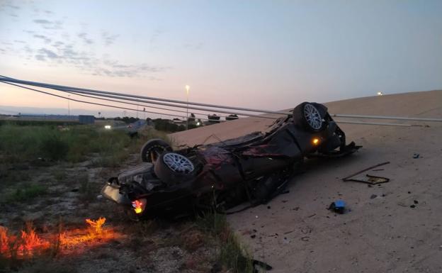Fallece un joven de 27 años al volcar con su coche en una rotonda de San Javier