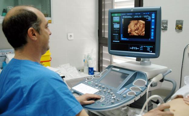 Salud regulará por primera vez mediante concierto la derivación de los abortos a las clínicas privadas