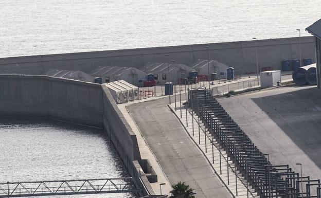 Trasladan a Escombreras a los 16 ocupantes de una patera interceptada en aguas de Almería