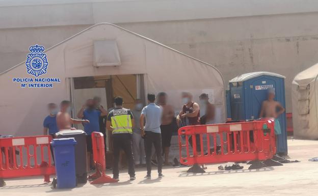 Detienen a seis personas por organizar y tripular pateras desde África a la costa de la Región