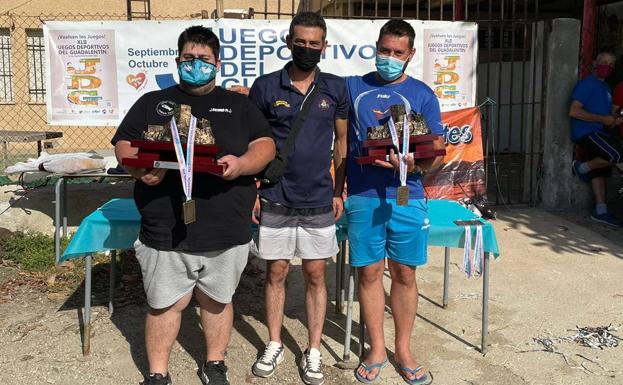 El XXII Certamen Ciudad de Lorca de Pesca Deportiva reúne a 43 parejas en la playa de Puntas de Calnegre