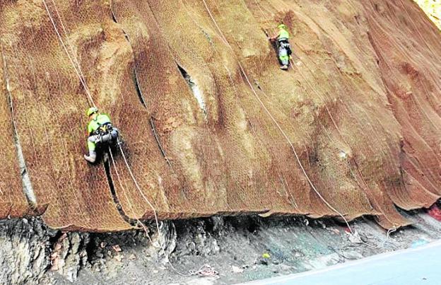 Refuerzan la seguridad de taludes en la vía que une Blanca y Ojós