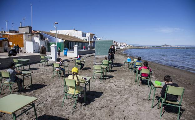El centro de Los Nietos que daba clase en la playa duplica el número de alumnos matriculados