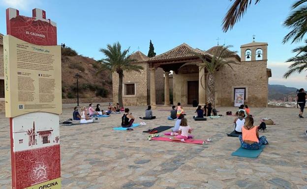 Quedada de yoga en El Calvario al atardecer
