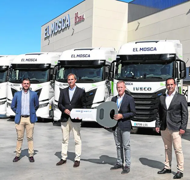 Transportes El Mosca renueva su flota con vehículos propulsados por GNL de IVECO