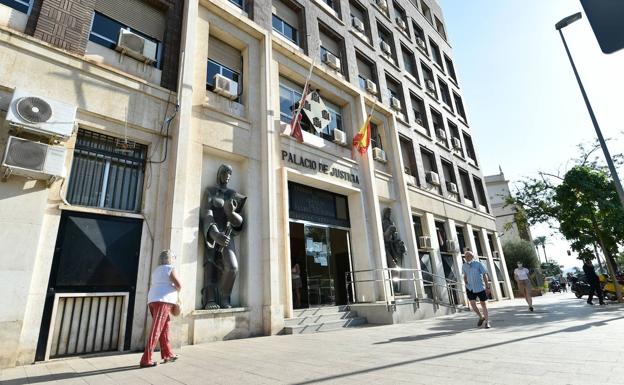 Exculpan al acusado de atracar un banco en Monteagudo por dudar de la fiabilidad de un reconocimiento