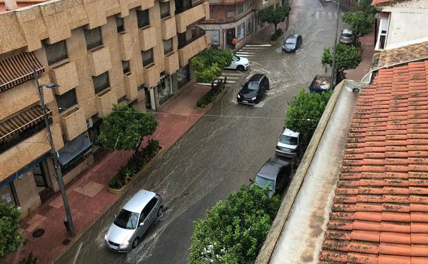 La tormenta inunda calles y derriba árboles en Alhama