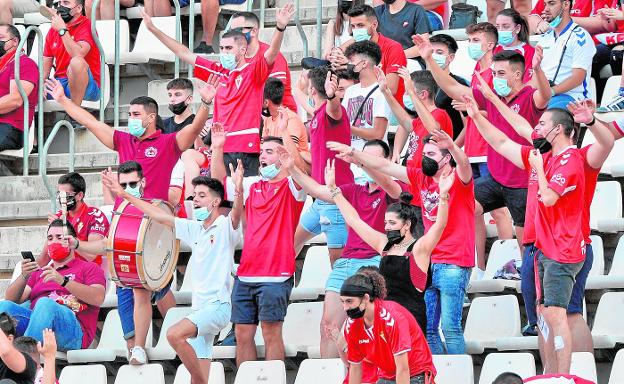 El Real Murcia atrapa a su afición