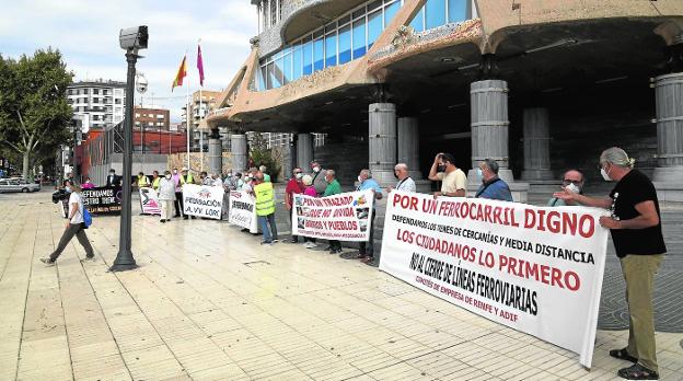 Vecinos y ferroviarios llevan sus quejas a la Asamblea antes de la manifestación del sábado