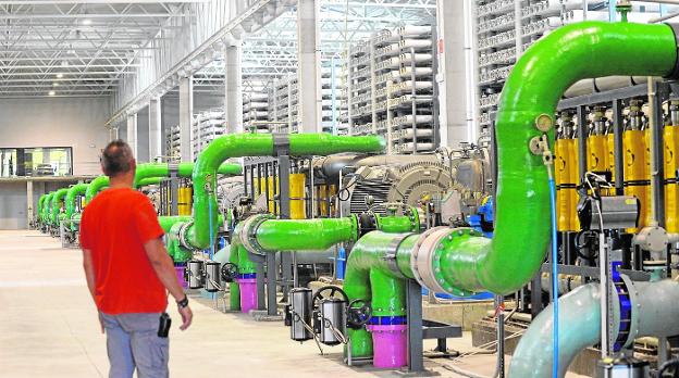 La escalada del precio de la electricidad amenaza la factura del agua desalada