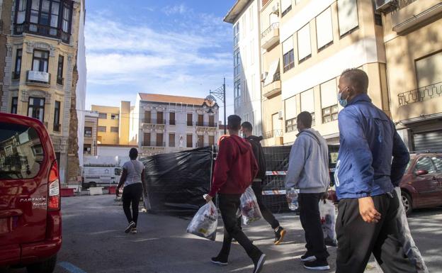 La Delegación rechaza que se esté liberando a los inmigrantes llegados en pateras, «pero pueden elegir si se van»