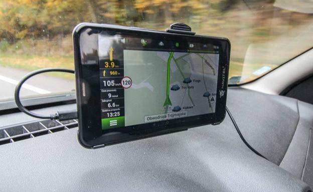 La advertencia de la DGT sobre el uso del móvil como GPS