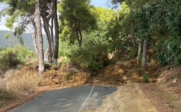 Reabierta la carretera que une Alhama con Pliego tras retirar los arrastres de tierra producidos por un desprendimiento
