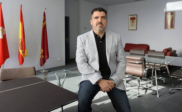 El doctor Chema Almela ve «muy probable» presentarse como candidato a la secretaría general del PSRM