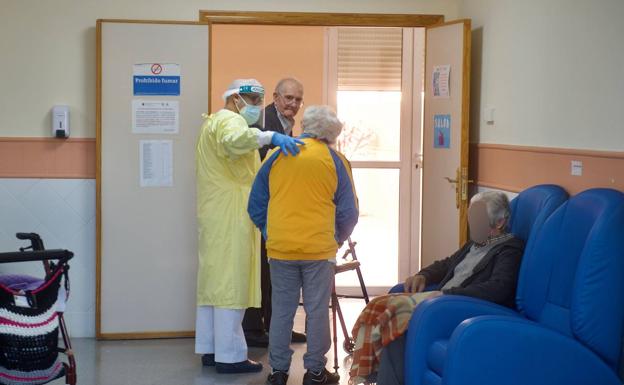 Quejas por la falta de personal médico en residencias del IMAS