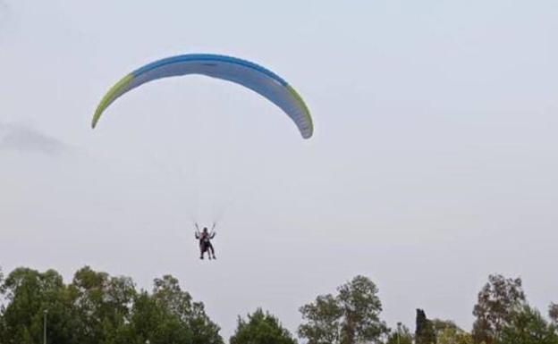 Los parapentes sobrevuelan la Peñarrubia en la Concentración Nacional de los Juegos Deportivos del Guadalentín