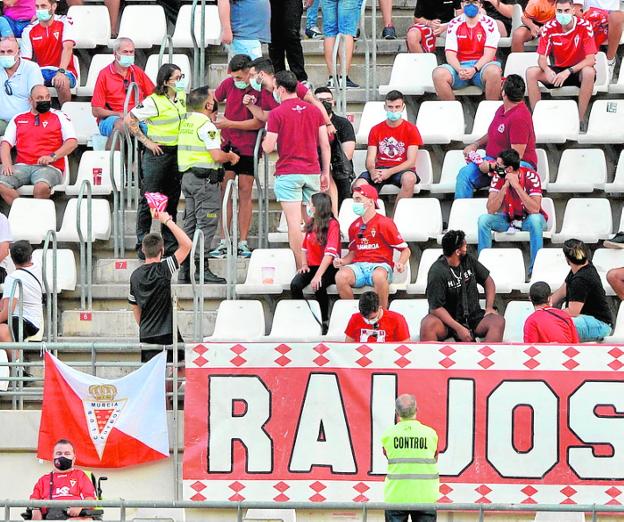 Los aficionados podrán apoyar de pie desde el fondo sur del Enrique Roca