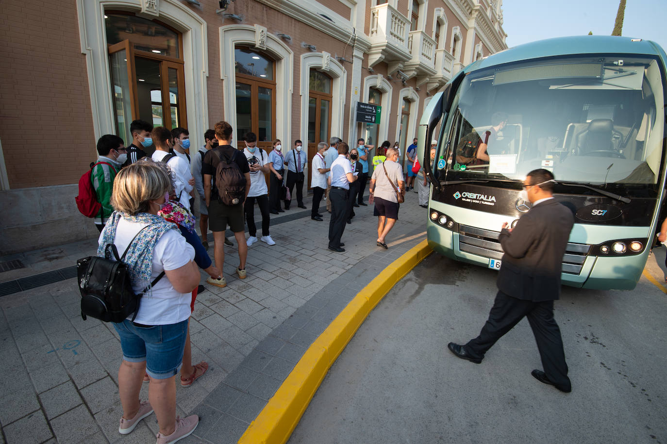 Fotos: Decenas de personas esperan para coger el bus alternativo al tren de  Cercanías | La Verdad